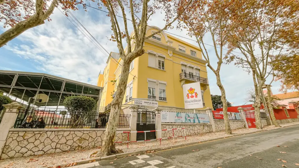 The Colégio Maple Bear Estoril – Sigea building on Avenida Bombeiros Voluntários