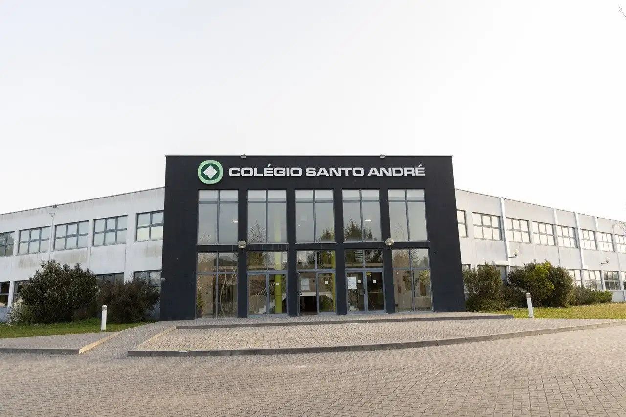 Front of the Colégio Santo André building, with the school name above the glass entrance