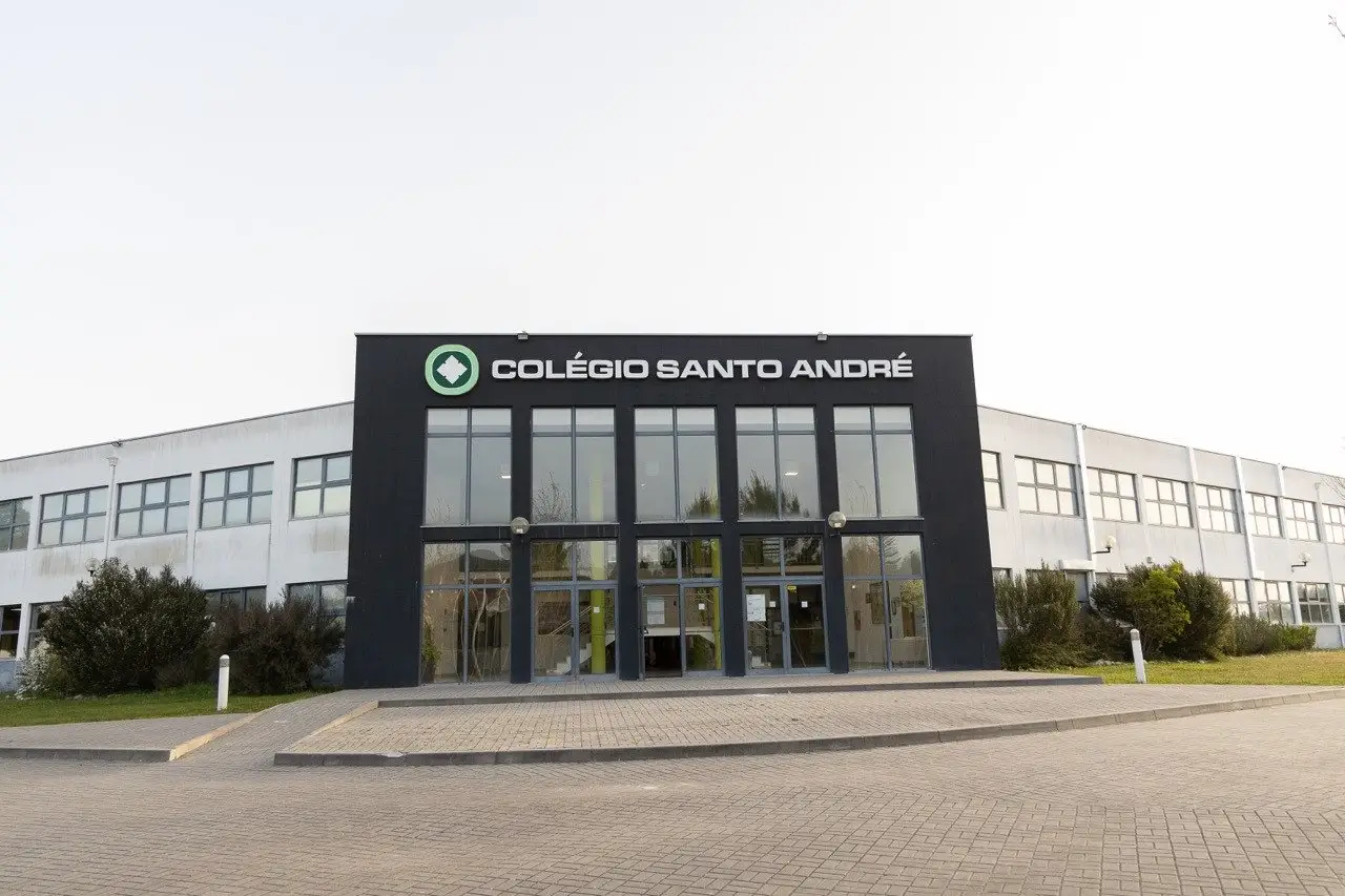Front of the Colégio Santo André building, with the school name above the glass entrance