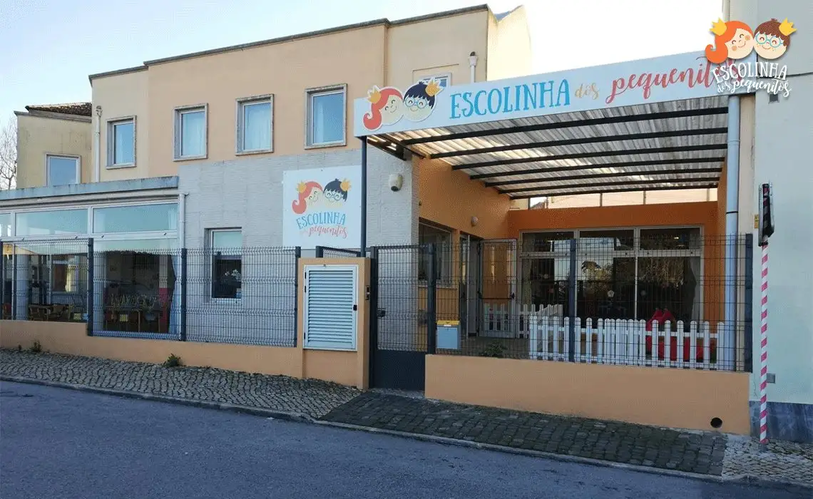 Street front of A Escolinha dos Pequenitos in Mafra, with its sign and covered entrance