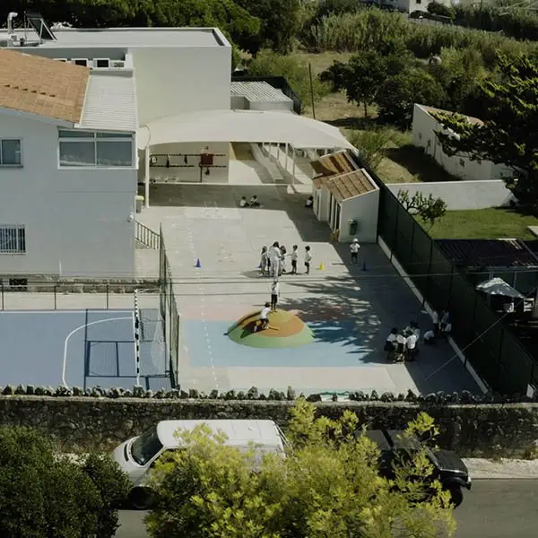 Aerial view of the Colégio Papião buildings and playground
