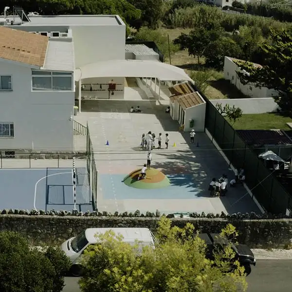 Aerial view of the Colégio Papião buildings and playground