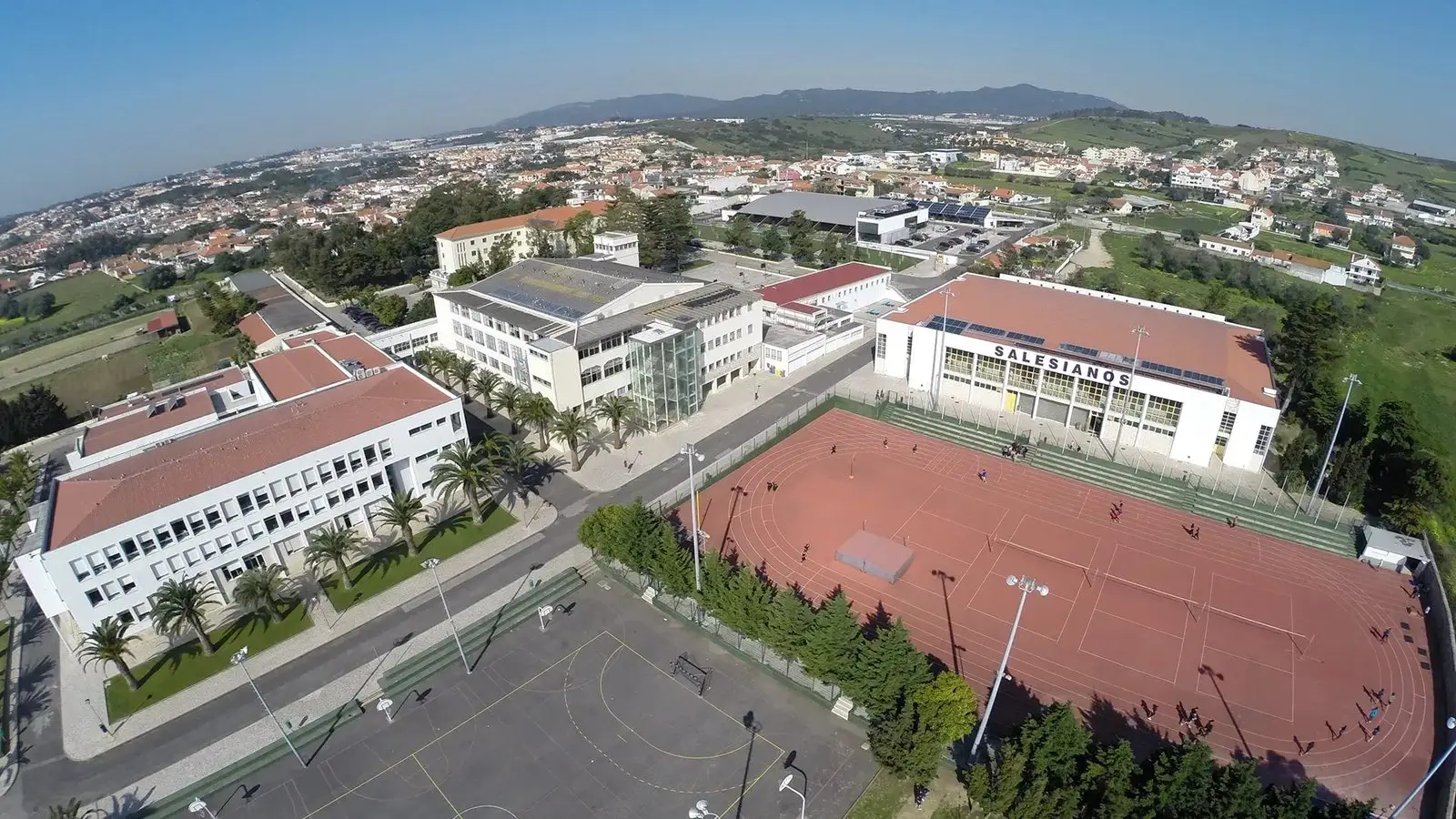 Aerial view of the Salesianos de Manique campus, with its buildings and sports courts