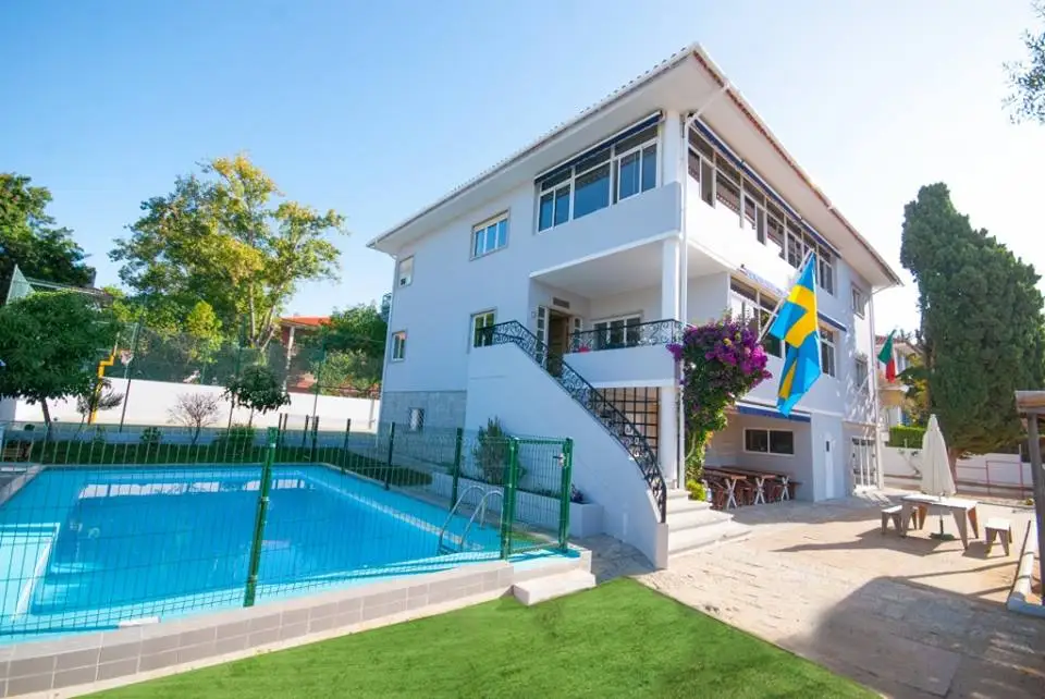 The Svenska Skolan villa and pool in Carcavelos