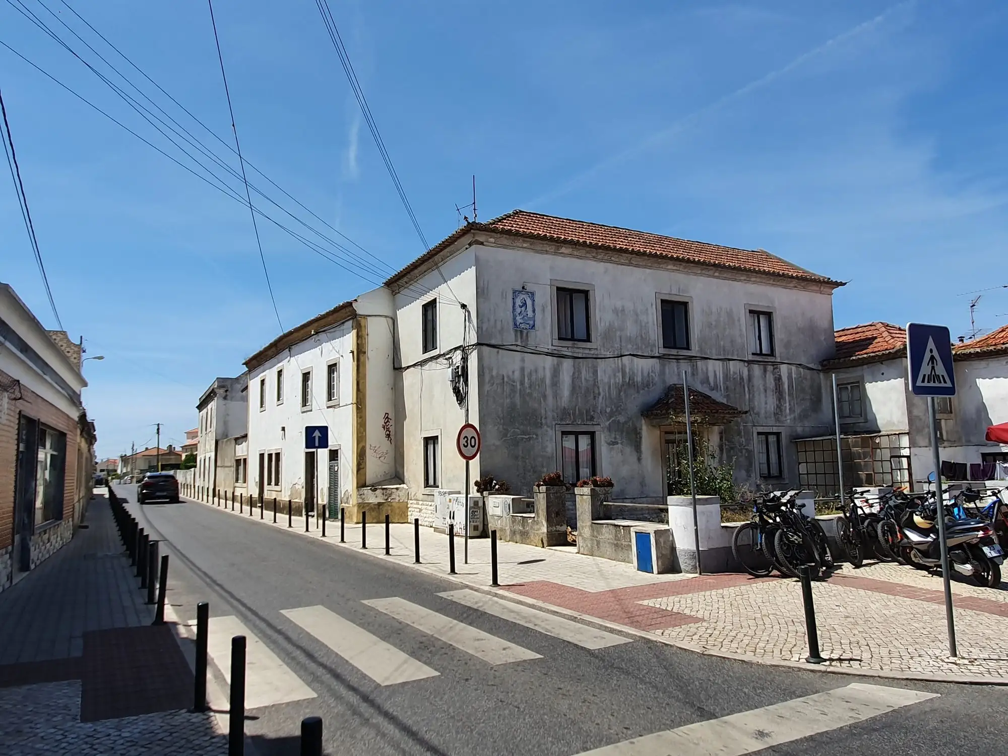 A quiet street of traditional houses in Alcabideche